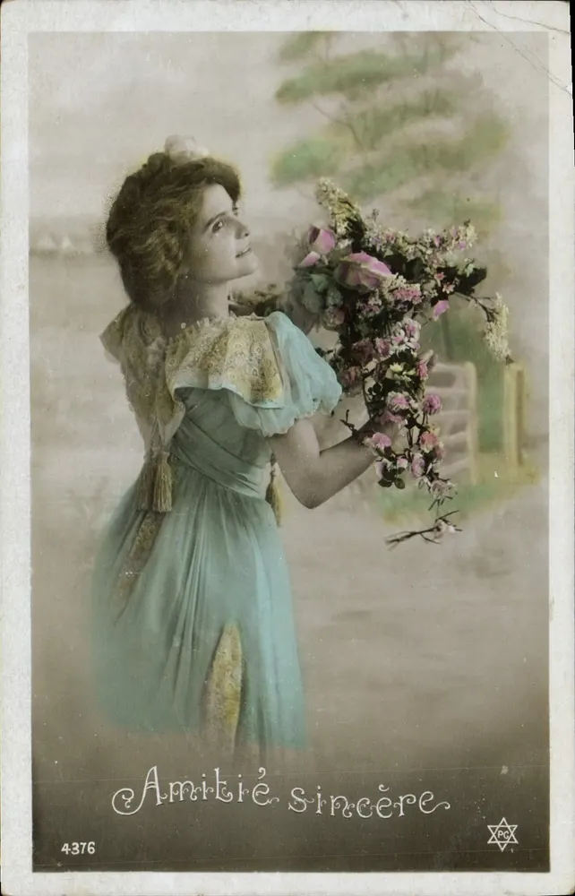 Junge Frau in blauer Robe mit Blumenstrauß — Echte Freundschaft — XPG, Nr. 4376 - Vorderseite