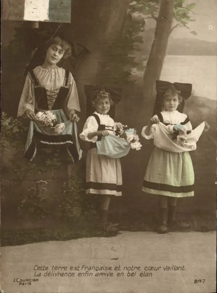 Trois jeunes filles en costume traditionnel — scène de jardin — J. COURCIER Paris n°247 - Frente