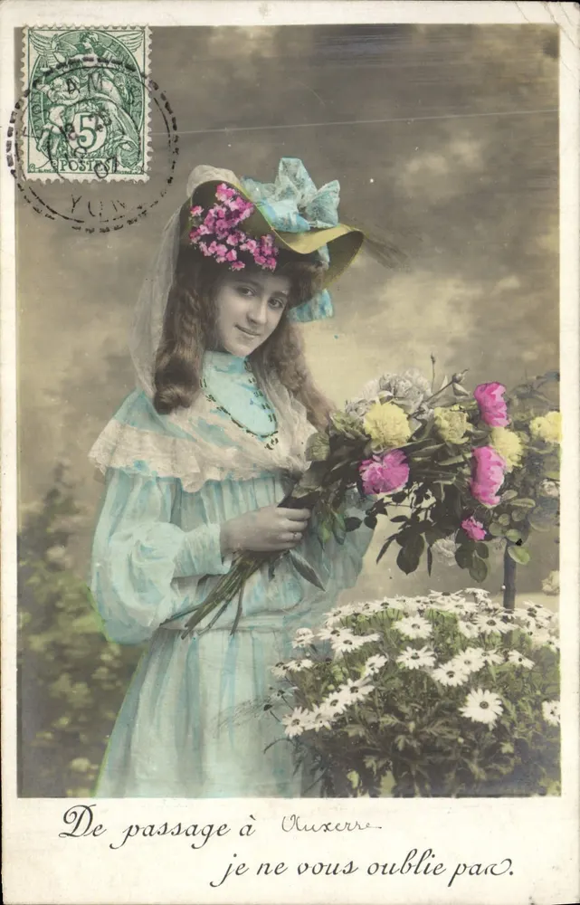 Jeune femme en robe bleue — tenant un bouquet de fleurs — éditeur anonyme - Vorderseite