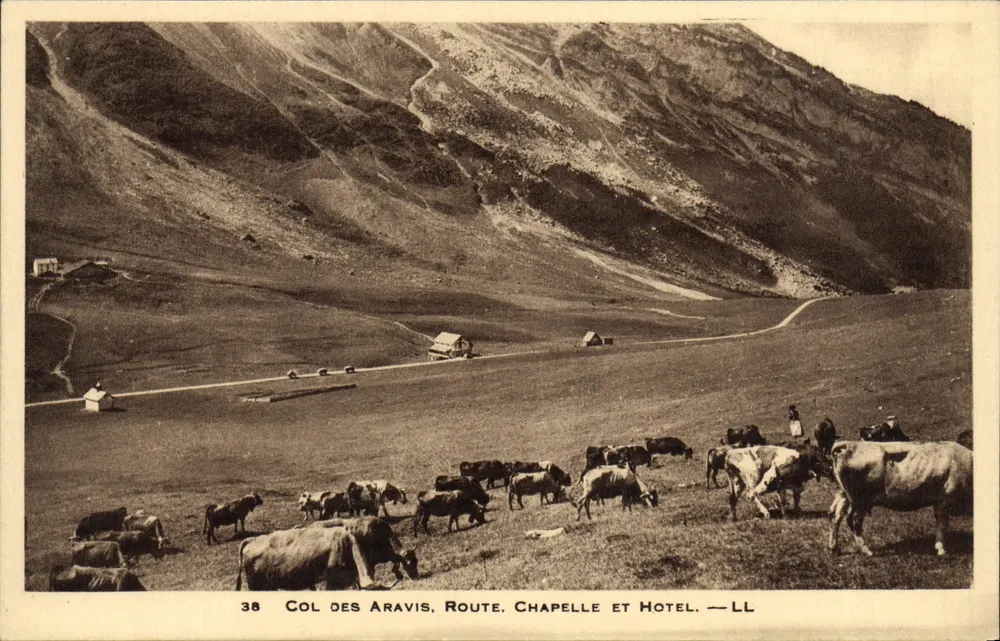 Col des Aravis — Straße, Kapelle und Hotel — LL - Vorderseite