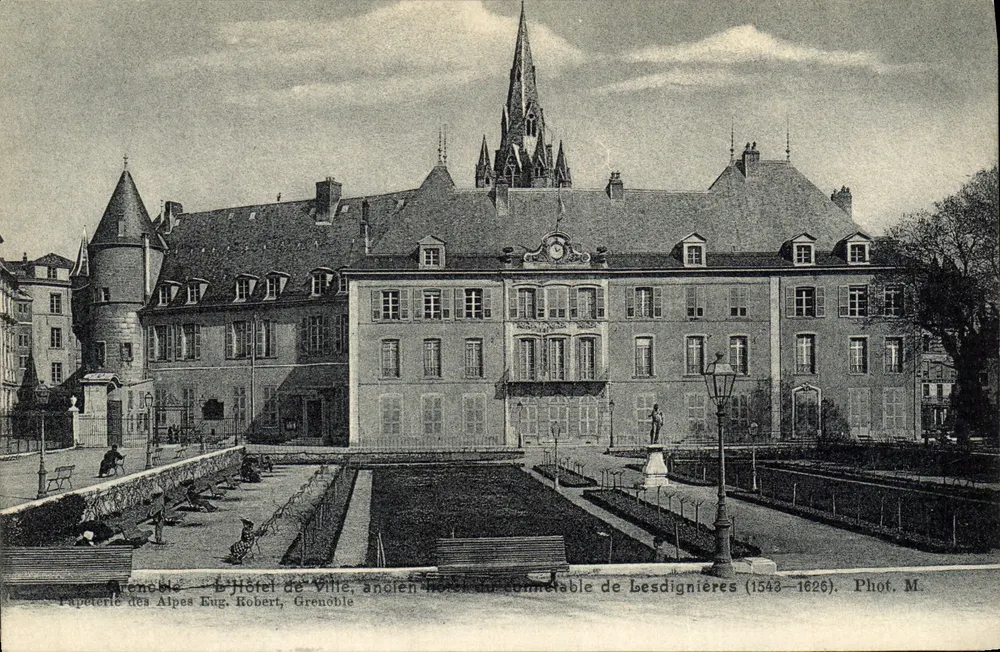 Grenoble — Hotel de Ville, antigo hotel do connestável de Lesdignières (1543-1626) — Papeterie des Alpes Eug. Robert, Grenoble - Frente