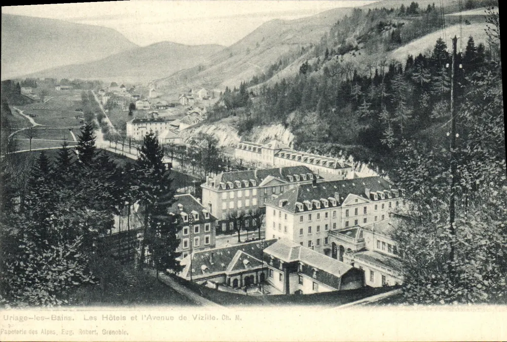 Uriage-les-Bains — Die Hotels und die Avenue de Vizilile — Papeterie des Alpes, Eug. Robert, Grenoble - Vorderseite