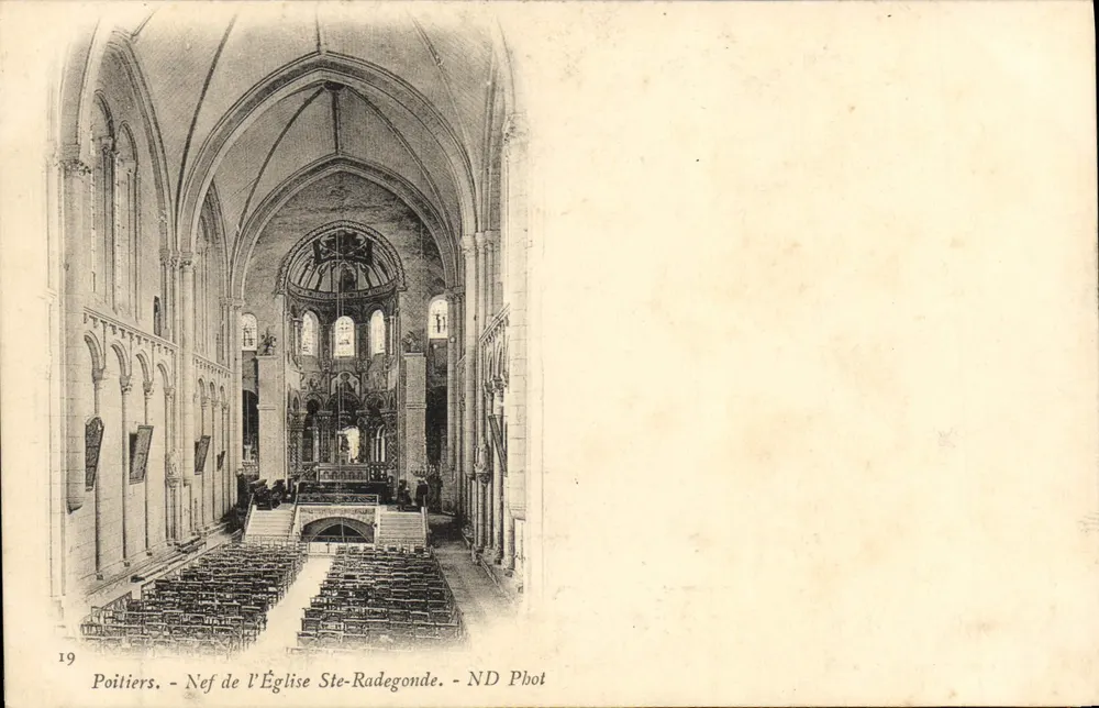 Poitiers - Nave der Kirche Ste-Radegonde — ND Phot - Vorderseite