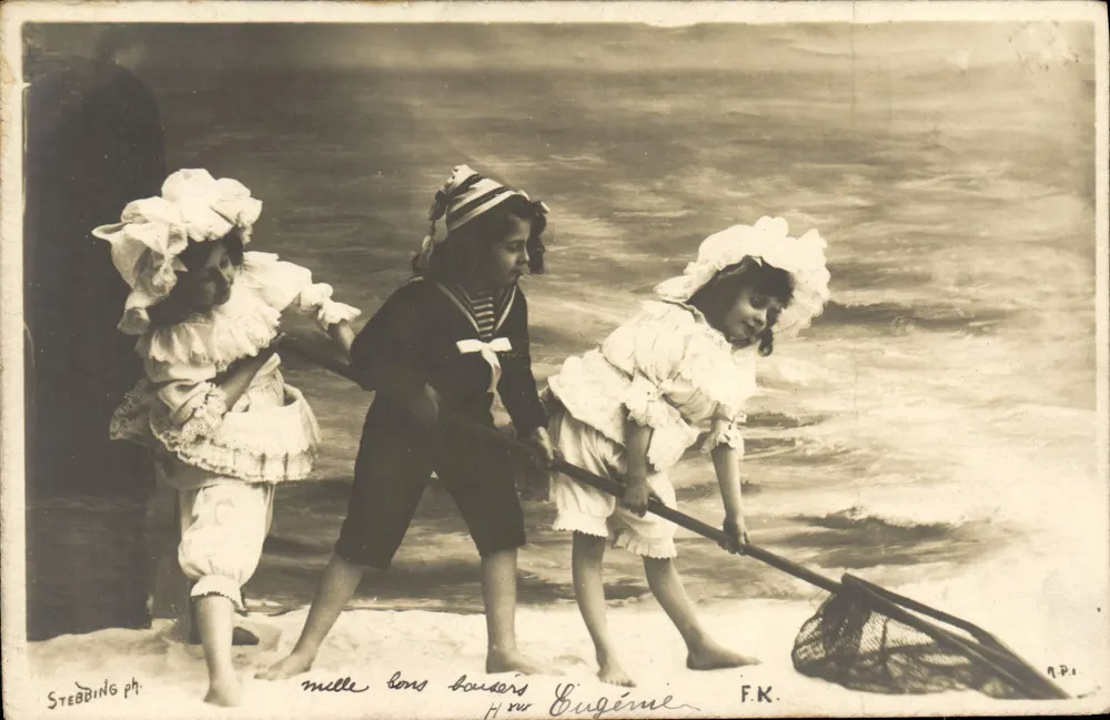 Drei junge Mädchen am Strand spielen — Stebbing ph. — F.K. — Nr. R.P.I. - Vorderseite