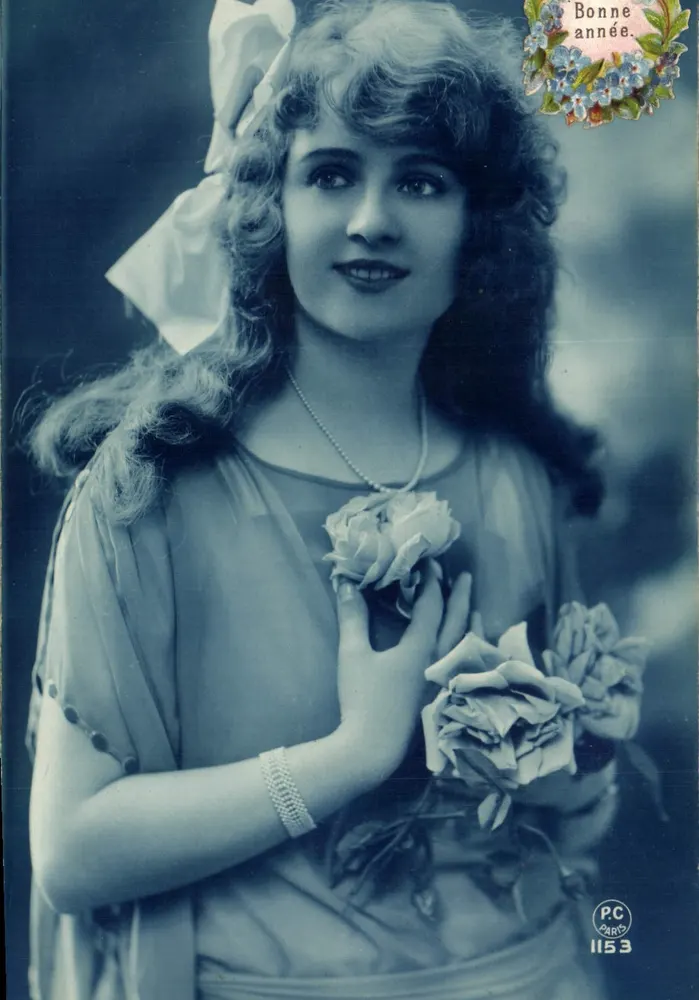 Junge Frau in einem leichten Kleid — mit einem Rosenstrauß — PC PARIS 1153 - Vorderseite