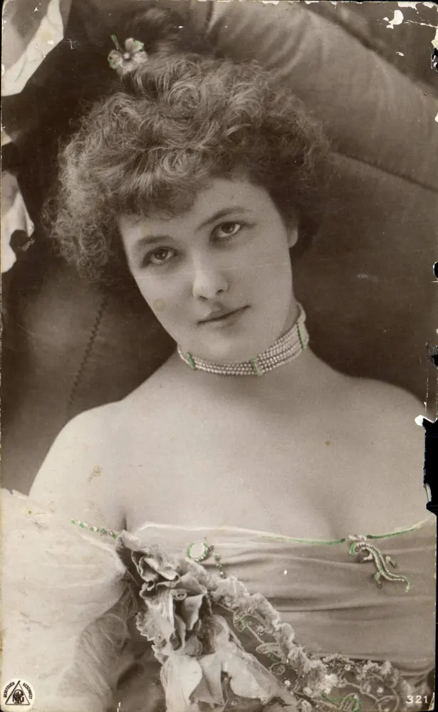 Portrait d'une jeune femme — éditeur Franzotypie des-Ilisch A.G. Stettin, n° 321 - Vorderseite
