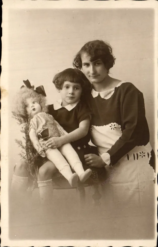 Frau und Kind mit Puppe — Weihnachts-Erinnerung 1926 — Ansichtskarte - Vorderseite
