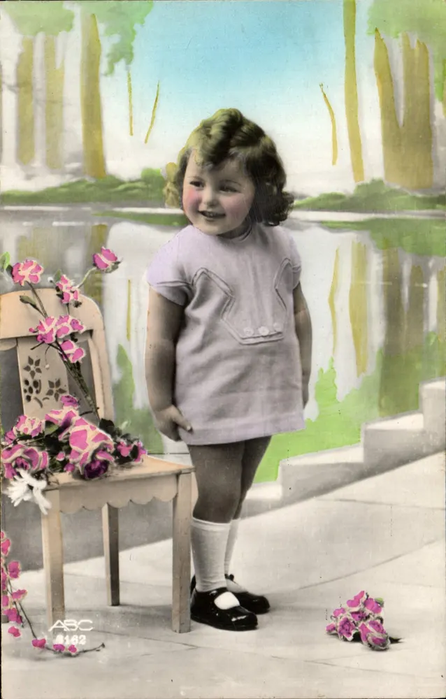 Menina sorridente — decoração de jardim — ABC 4162 - Frente