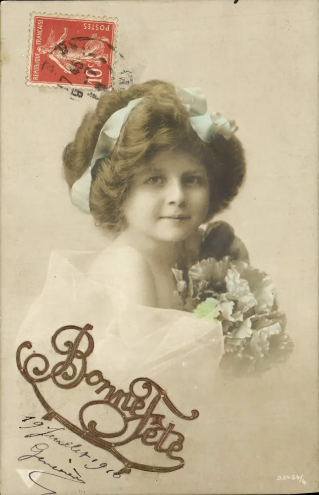 Menina em vestido branco e buquê — Boa Festa — editor A.R. Paris, n° 33454/4 - Frente