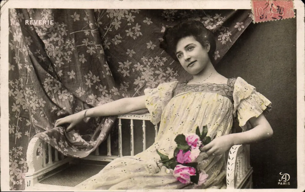 Jeune femme en robe à volants — assise sur un banc de jardin — éditeur RÉVERIE n°906 - Vorderseite