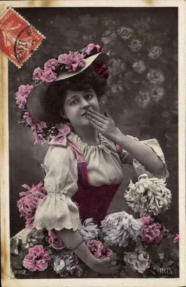 Frau mit blühendem Hut — Frohe Geburtstagskarte — Verlag IRIS, Nr. 2007 - Vorderseite