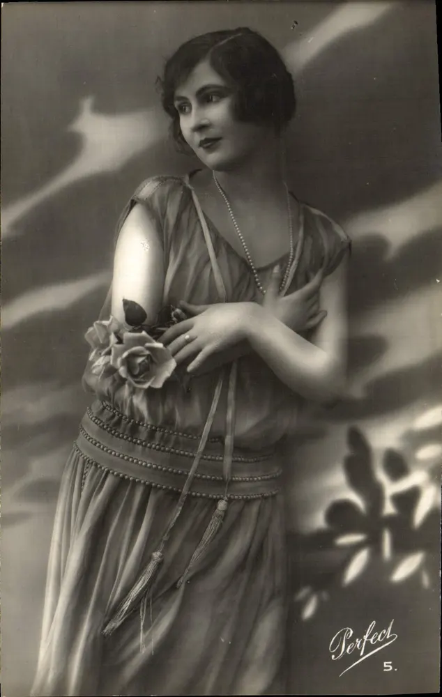 Junge Frau in einem Rosenkleid — Perfect 5 - Vorderseite