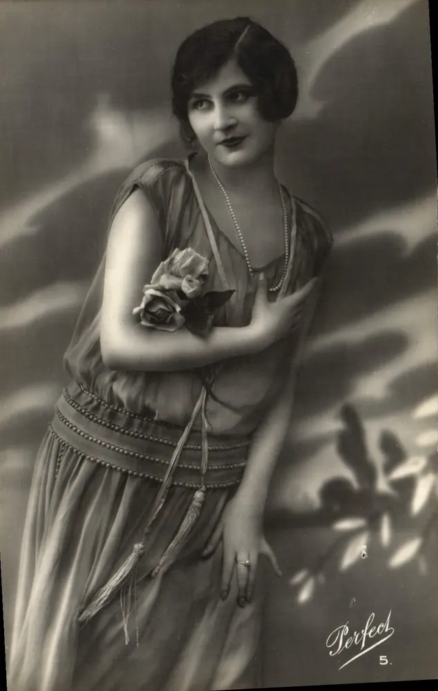 Junge Frau in eleganter Kleidung — Rose in der Hand — Perfect 5 - Vorderseite
