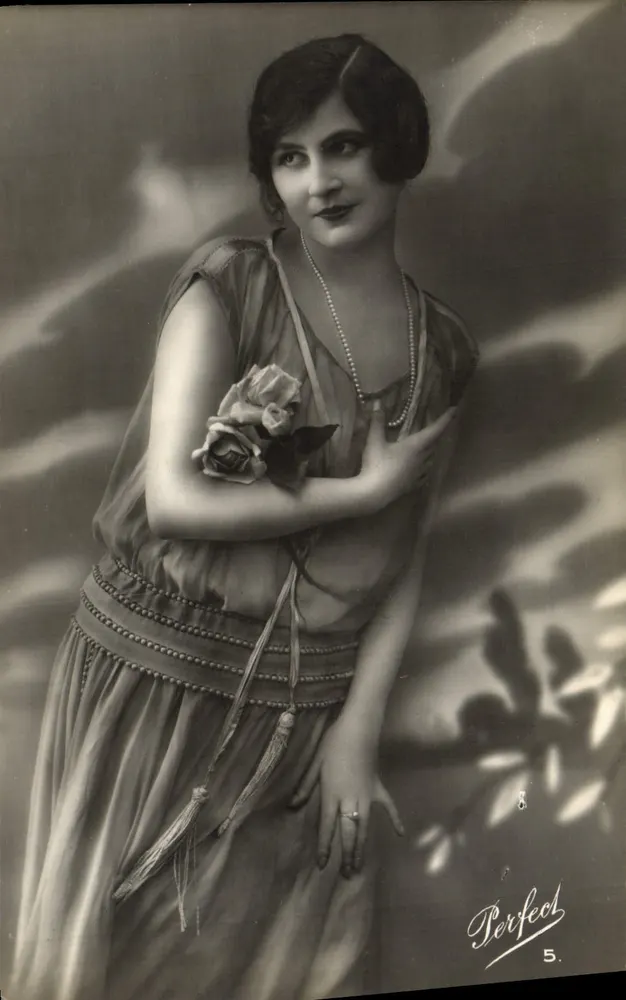 Frau in einem Kleid im Art Déco-Stil — mit einer Rose in der Hand — Perfect 5 - Vorderseite