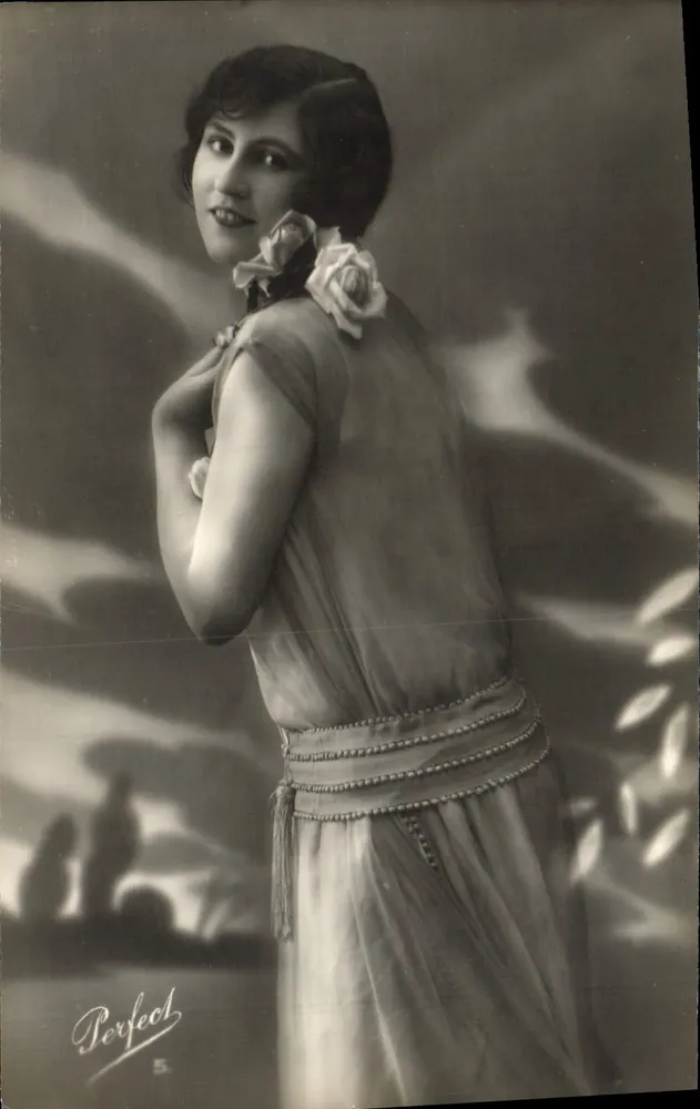 Frau in einem Blumenkleid — Perfect 5 — Verlag Perfect - Vorderseite