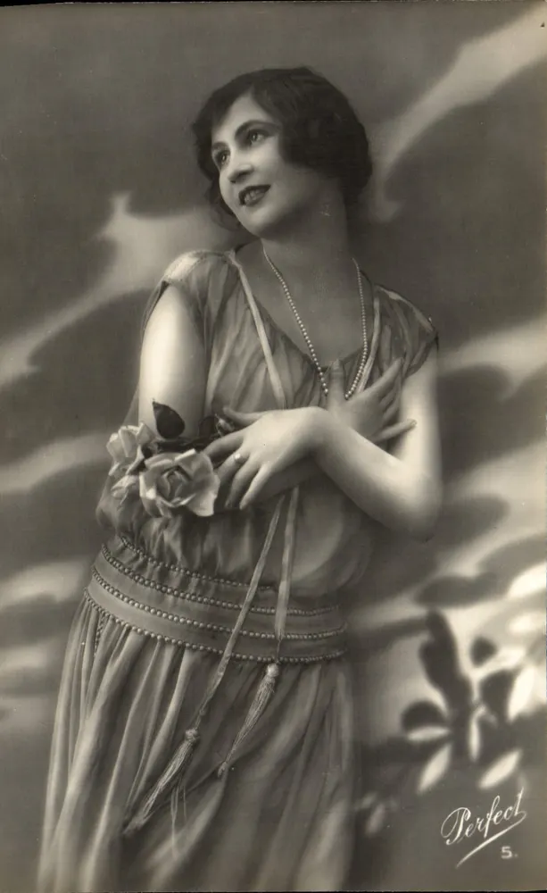 Junge Frau in eleganter Robe — fotografisches Studio — Perfect 5 - Vorderseite