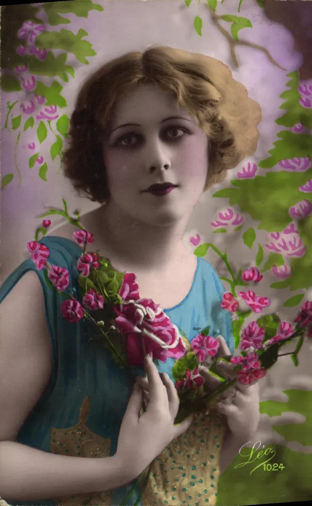 Junge Frau in einem blauen Kleid — mit Blumenstrauß — Verlag Léo, n° 1024 - Vorderseite