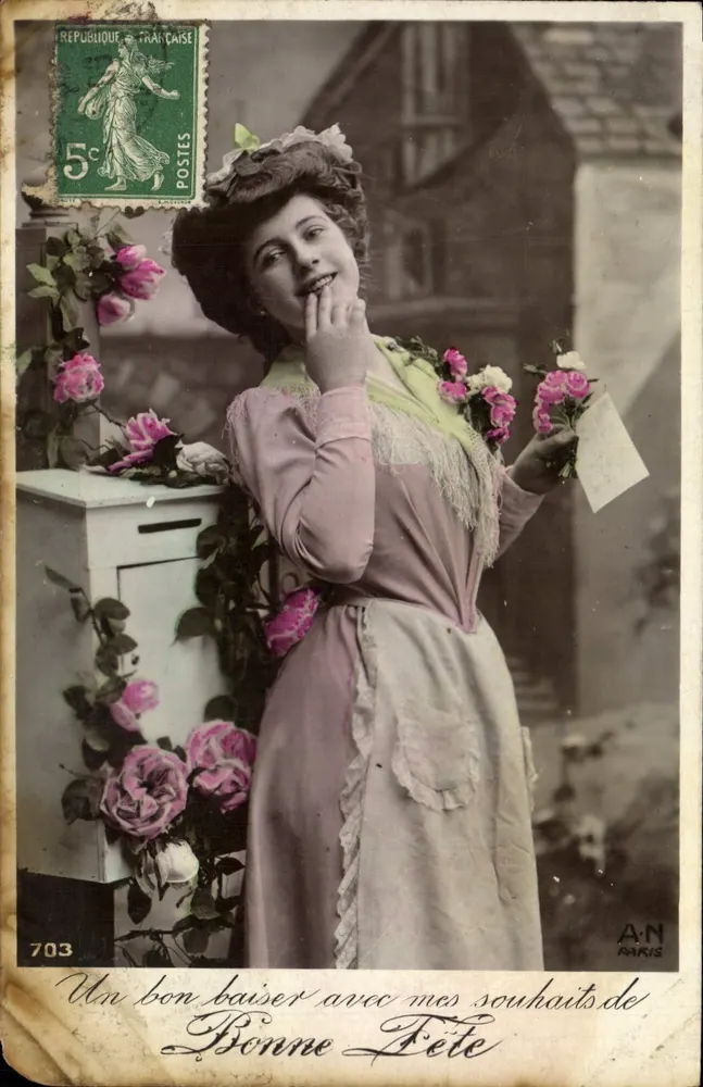 Lächelnde junge Frau — Rosen-Verzierung — A.N. PARIS, n°703 - Vorderseite