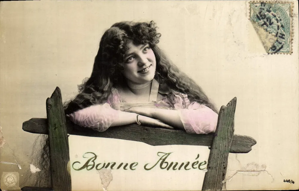 Jeune femme souriante — portrait sur fond de panneau « Bonne Année » — éditeur NRG, n° 446/14 - Frente