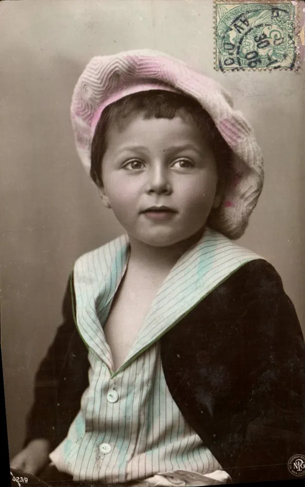 Criança com chapéu rosa — foto de estúdio — Neue Photographische Gesellschaft AG, Berlim, n° 423/9 - Frente