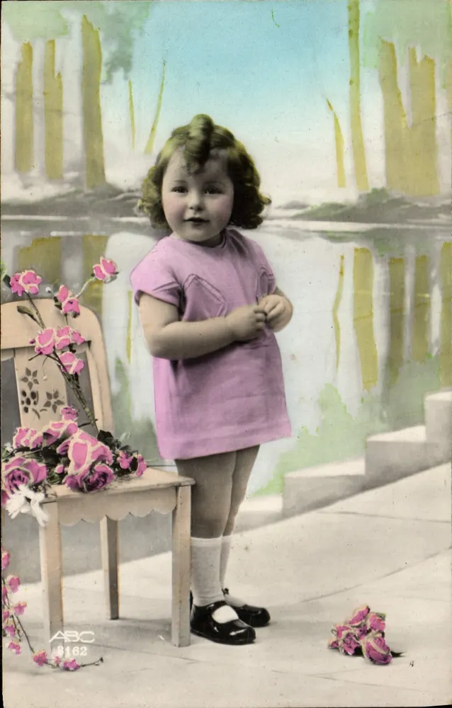 Menina pequena em vestido rosa — decoração de flores e paisagem — ABC 8162 - Frente