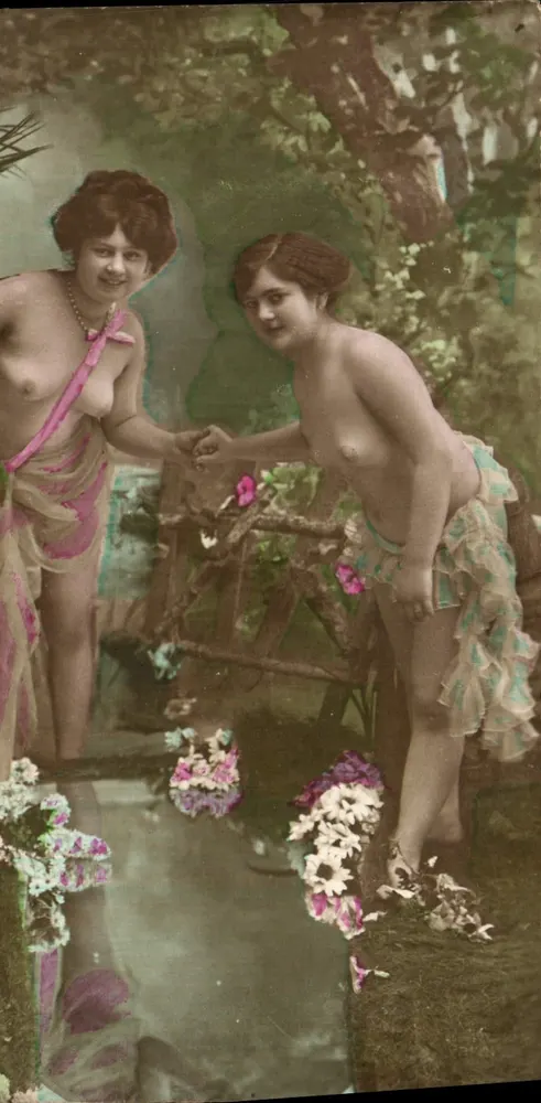 Zwei junge nackte Frauen in einem Garten-Setting — unbekannter Verlag, Seriennummer nicht sichtbar - Vorderseite