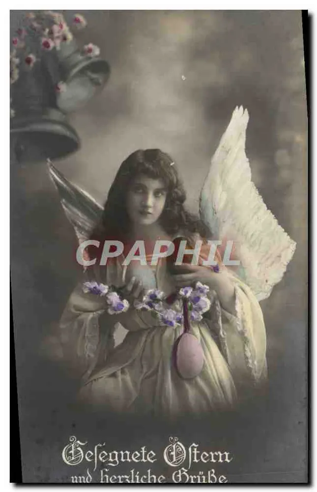 Anjo com asas brancas — ovos de Páscoa e flores — editor não visível - Frente