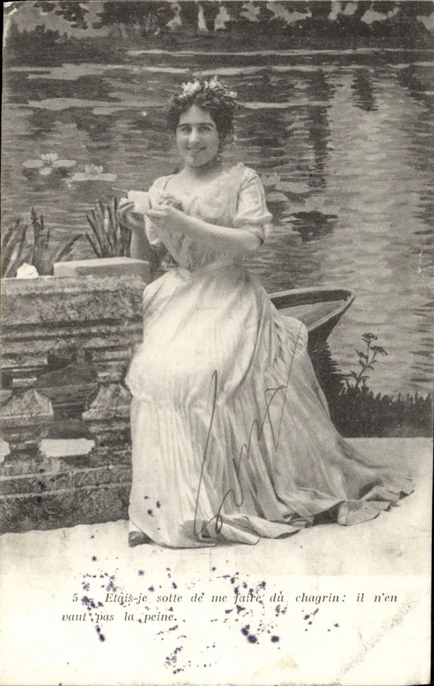 Frau in langer Robe nahe einem Teich — gedruckter Text und Unterschrift — Verleger L. LAMOURET, Paris, n°5 - Vorderseite