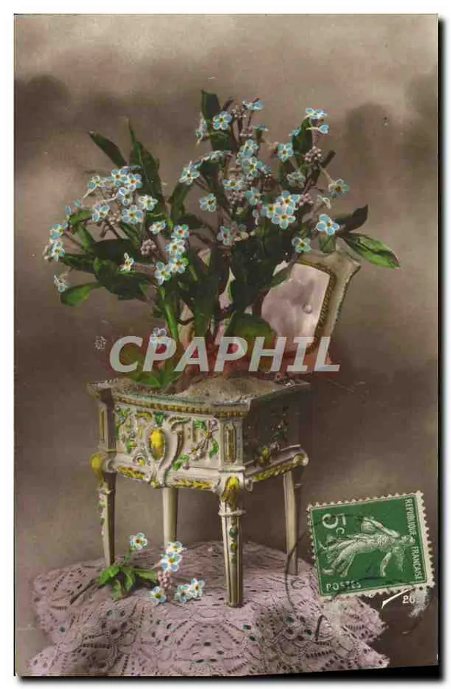 Flores de memória — sobre um pequeno móvel decorativo — editor não visível - Frente