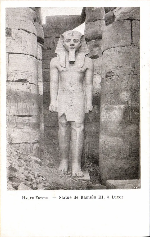 Alta Egito — Estátua de Ramsés III, em Luxor — YED. - Frente