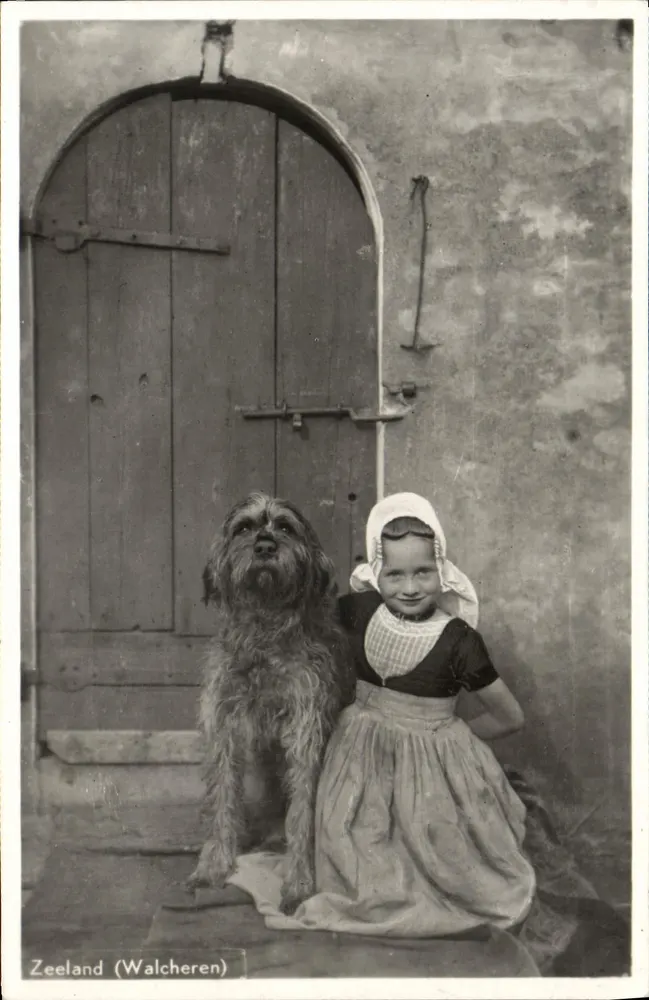 Zeeland (Walcheren) — Bambino e cane davanti a una porta — No. 22 - Recto