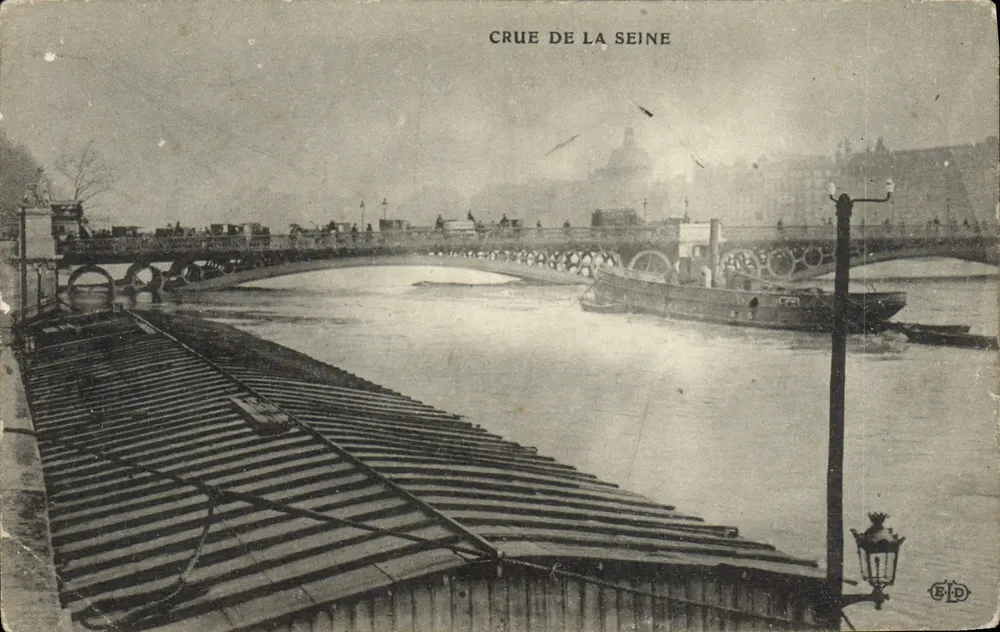 Crue de la Seine — vue du pont au Change avec bateau sur la Seine — éditeur E.D. - Frente