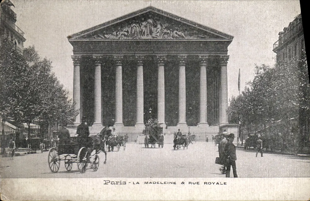 Paris - A Madeleine & Rue Royale — vista do templo com carruagem e pedestres - Frente