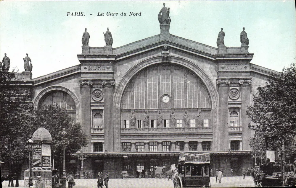 Paris - A Estação da Norte — vista da fachada principal com estátuas e relógio - Frente