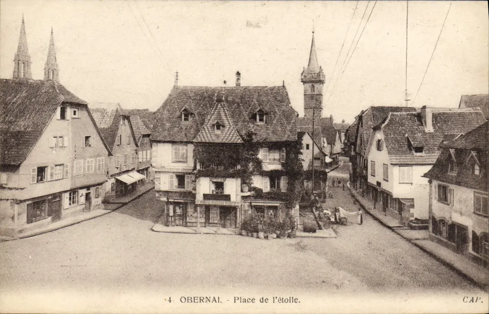 Obernai - Praça da Estrela — vista da praça com igreja e edifícios — CAP, n°4 - Frente