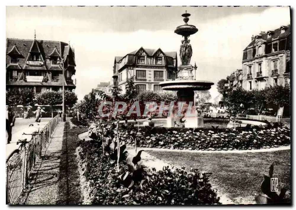 Place Fleurie, Deauville — Fontaine central — editor REAL PHOTO - C.A.P. - n°817 - Frente