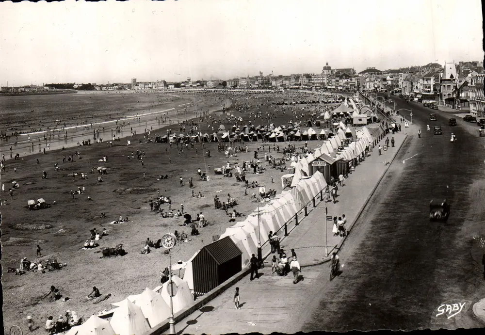 Les Sables-d'Olonne (Vendée) — O Remblai e a Praia — Edições Gaby - Frente