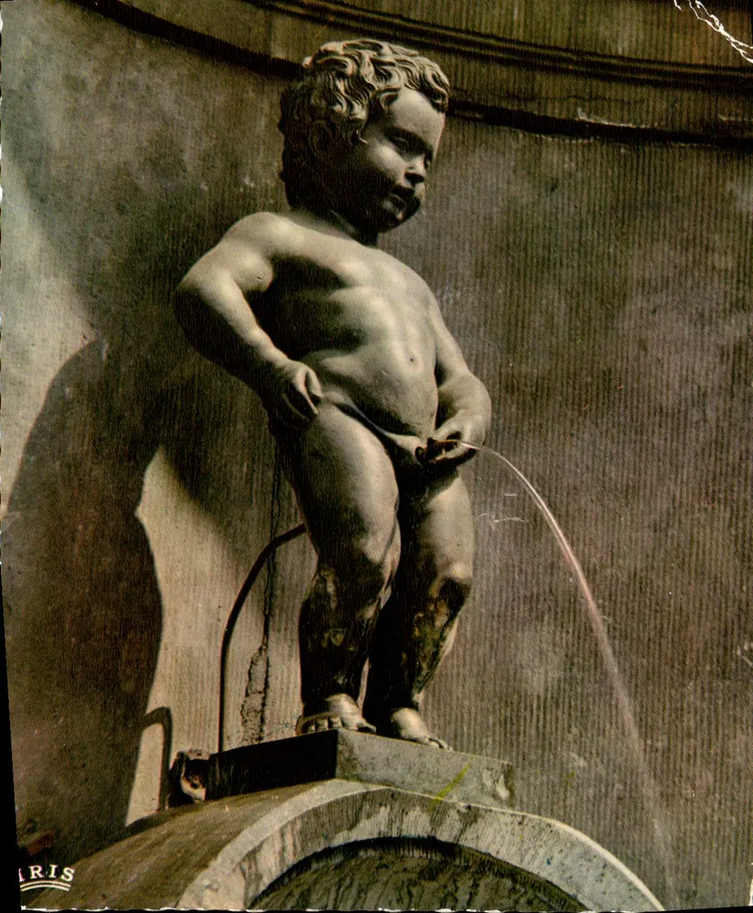 Fontaine du Pénis — statue de petit enfant urinant — éditeur IRIS PARIS - Frente
