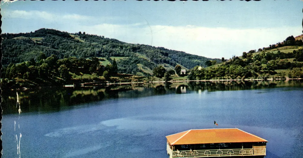 Der Sarrans-Staudamm — Ansicht des Freizeitbootes — Editions L'Aveyron Pittoresque - Vorderseite