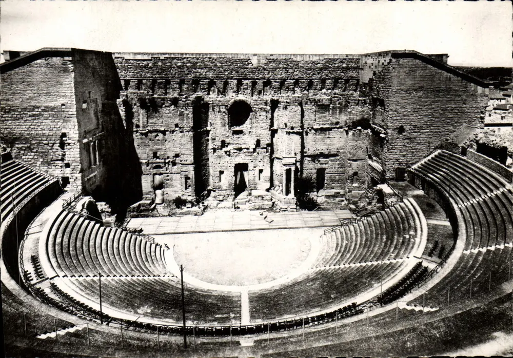 Orange - O Teatro Antigo — Construção romana durante o reinado de Adriano (cerca de 120) — BELLA, n°531 - Frente