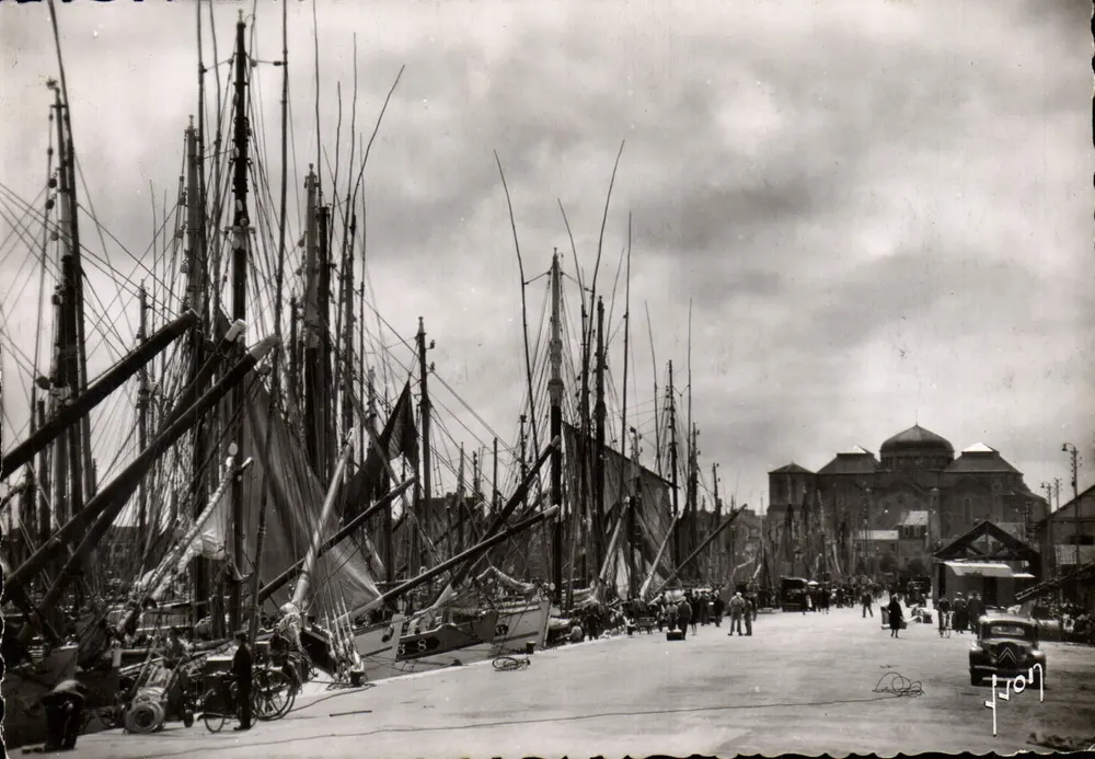 Concarneau (Finistère) - Quai Carnot — Editor J. Thomay, n° B.5663 - Frente