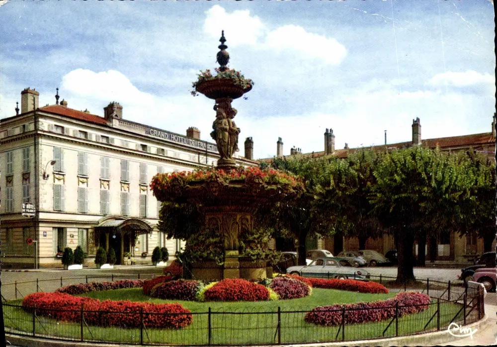 Place de l'Hôtel de France — Fontaine centrale ornée de fleurs — éditeur Cimy - Vorderseite