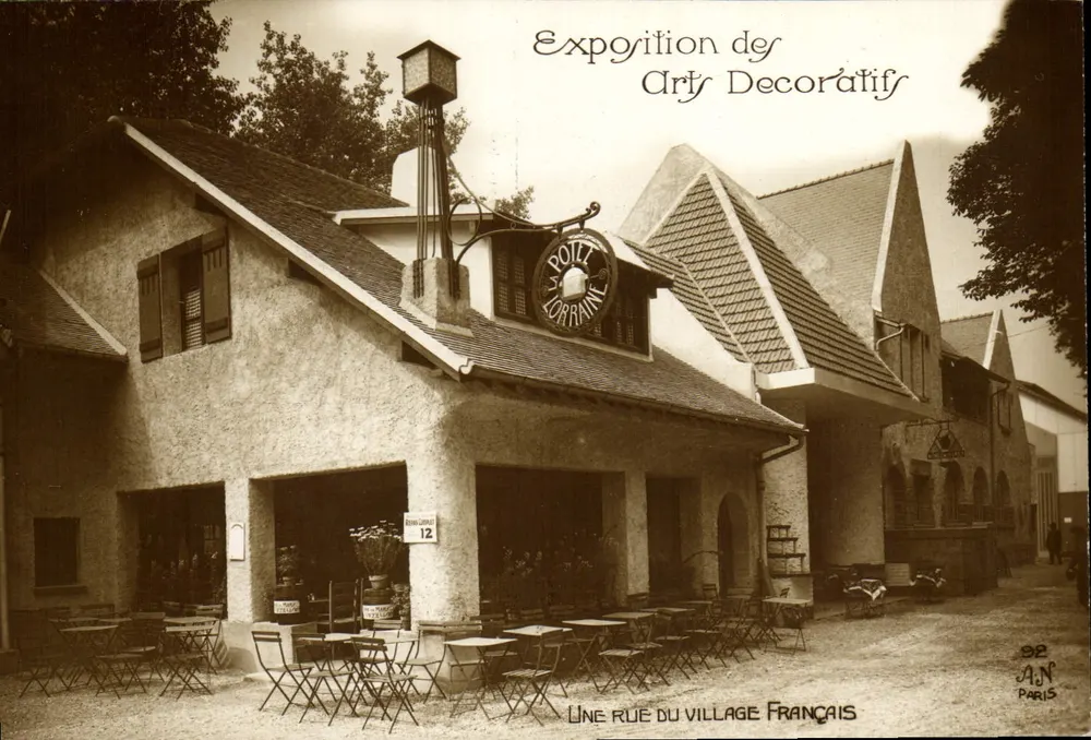 Ausstellung dekorativer Künste — Eine Straße eines französischen Dorfes — A.N. Paris - Vorderseite