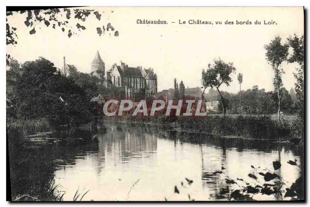 Châteaudun — Blick auf den Schloss aus den Ufern des Loir - Vorderseite
