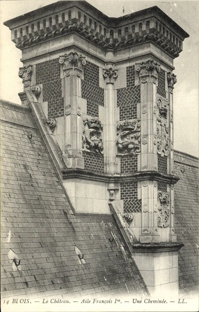Blois — Das Schloss — Flügel von François I — Ein Kamin - Vorderseite