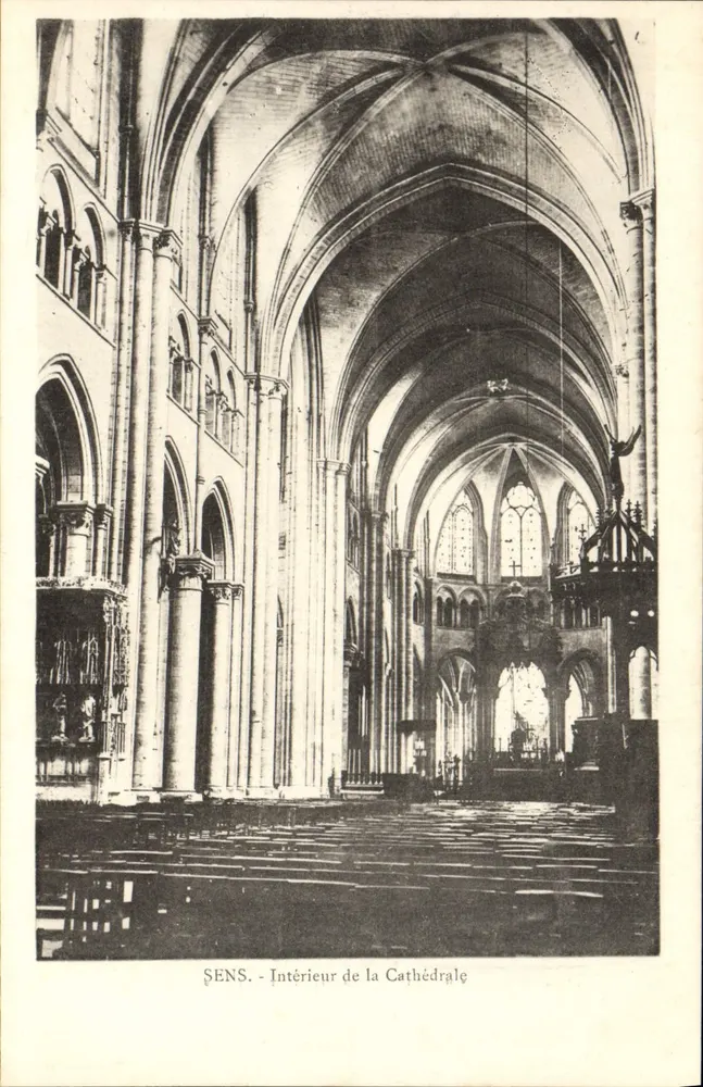 Sens - Interior da Catedral — vista da abside e das voûtas góticas - Frente