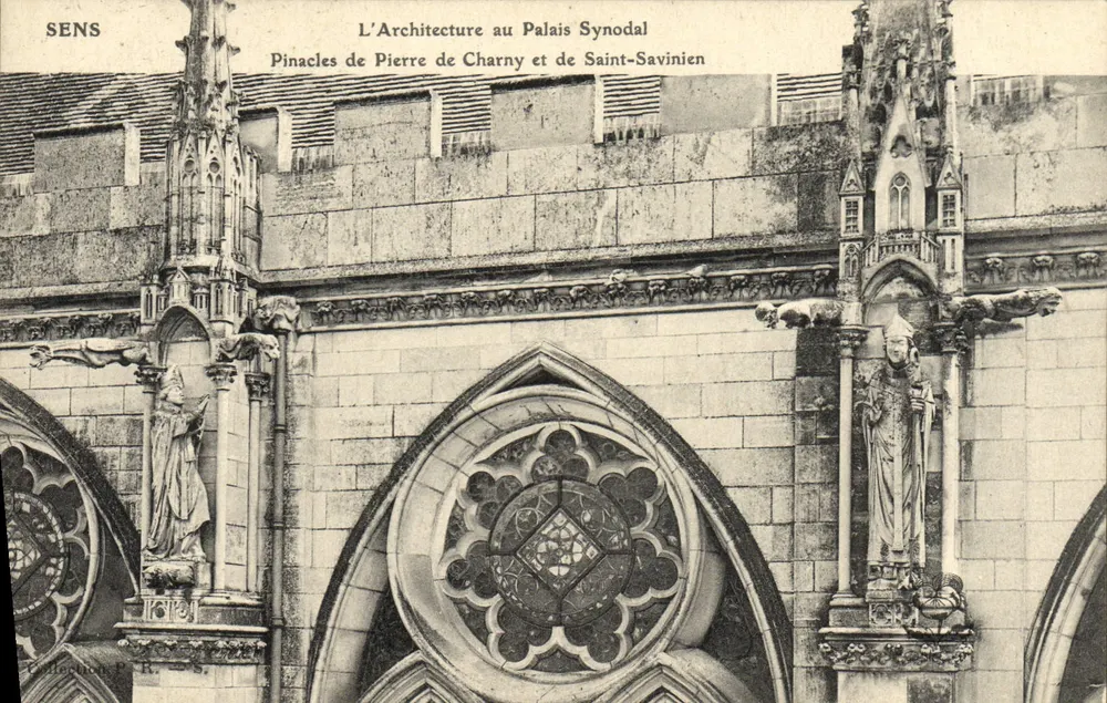 Sens — Die Architektur am Synodalpalast — Steinspitzen von Pierre de Charny und Saint-Savinien - Vorderseite
