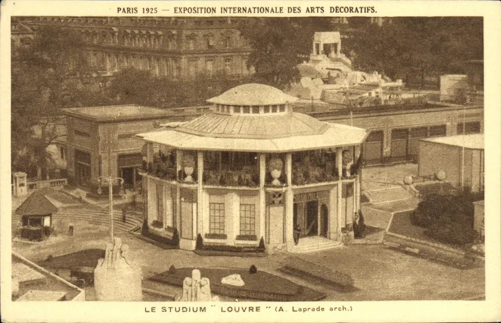 Paris 1925 — Internationale Ausstellung für Dekorative Künste. Das Louvre-Studio — (Architekt A. Laprade) - Vorderseite