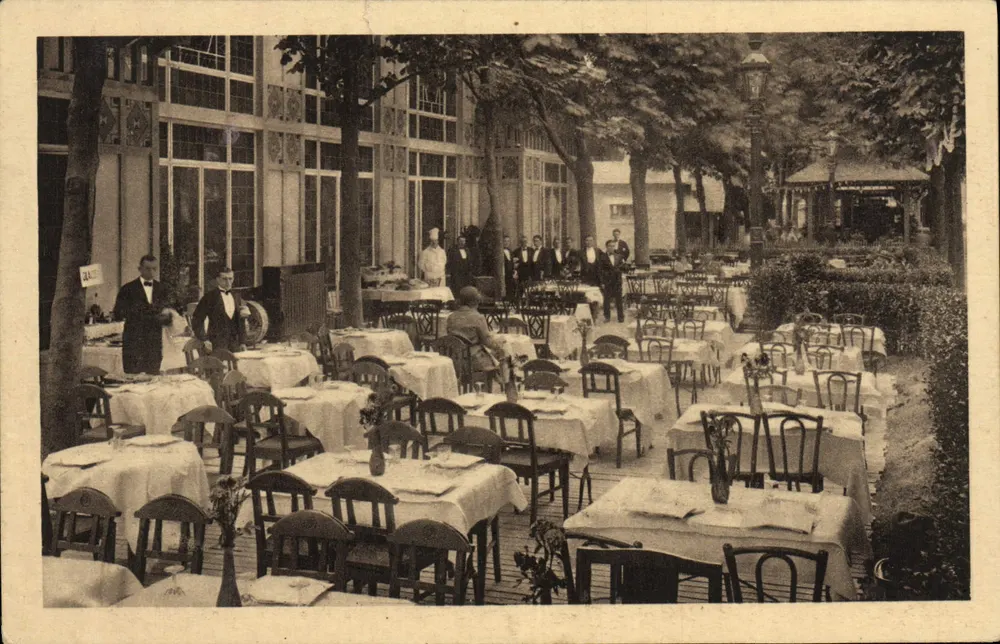 Restaurant vor Mittag — Internationale Ausstellung für Dekorative Künste (Paris 1925) — Pavillon von Franche-Comté — Arch. M. Bouterin - Vorderseite