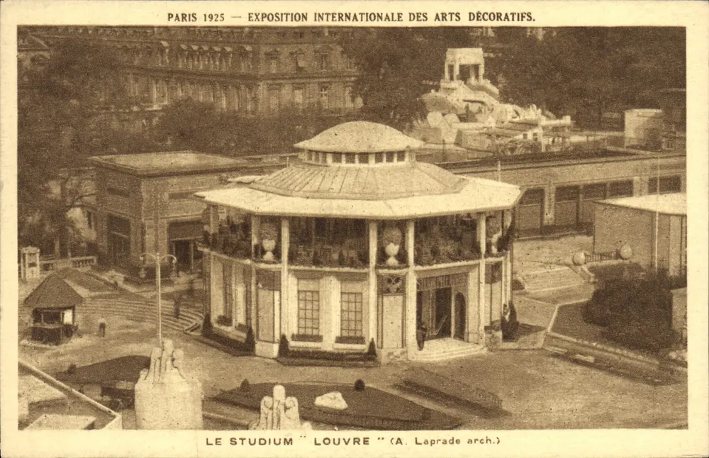 Paris 1925 — Internationale Ausstellung der dekorativen Künste. Das Studium "Louvre" — (Architekt A. Laprade) - Vorderseite